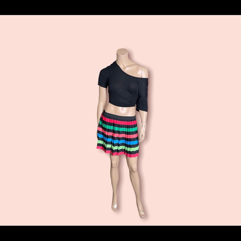 H & M pleated miniskirt. In perfect condition from a smoke free home.